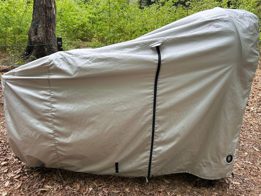 子乗せ電動自転車に専用カバーをかけた状態の写真