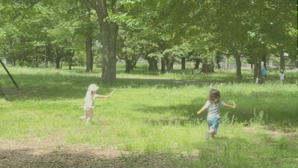 公園で遊ぶ子どもたちの後ろ姿